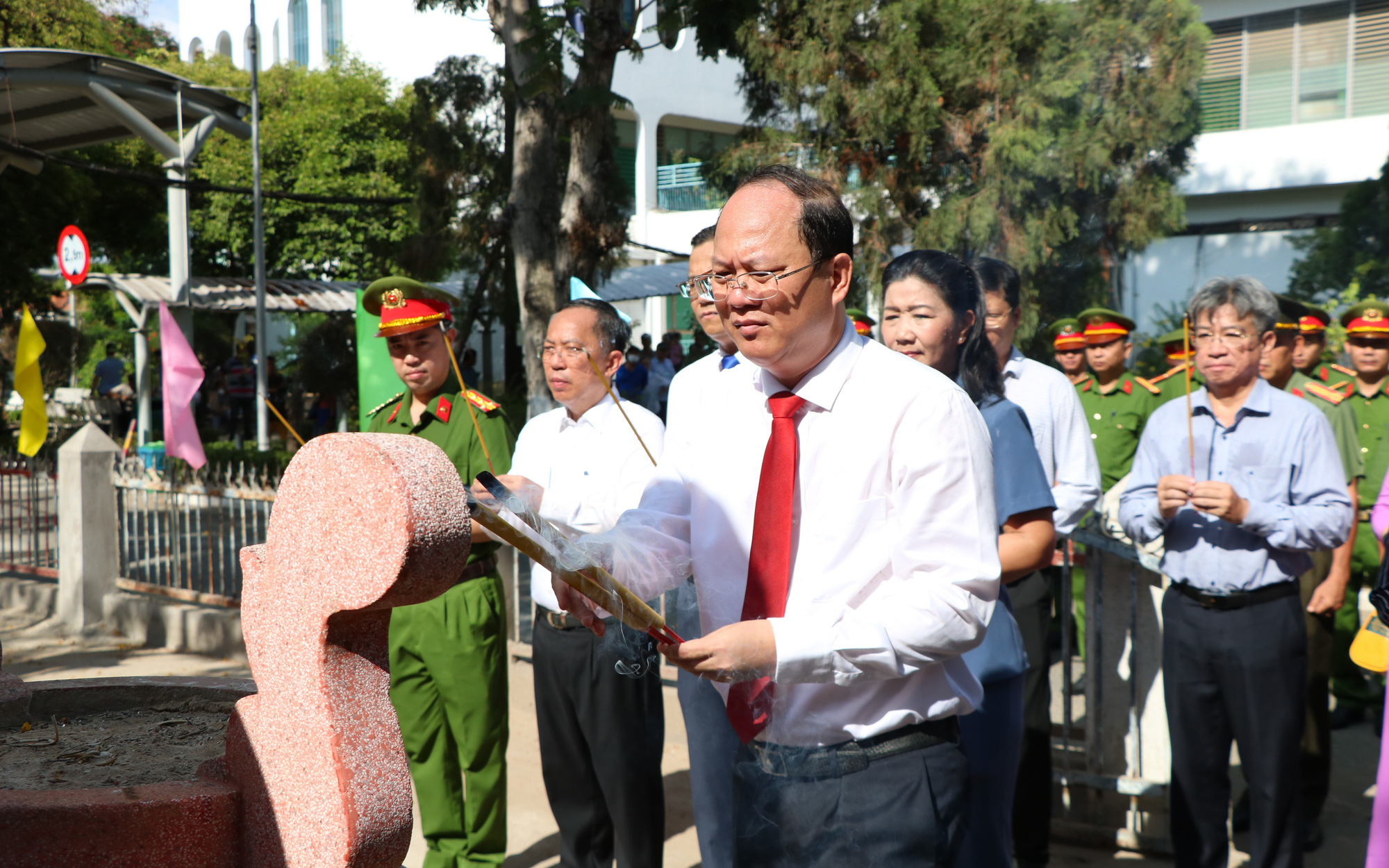 Đổi thay ở xã Tùng Ảnh, quê hương Trần Phú- Ảnh 3. Phó bí thư thường trực Thành ủy TP.HCM dâng hương tưởng nhớ cố Tổng bí thư Trần Phú