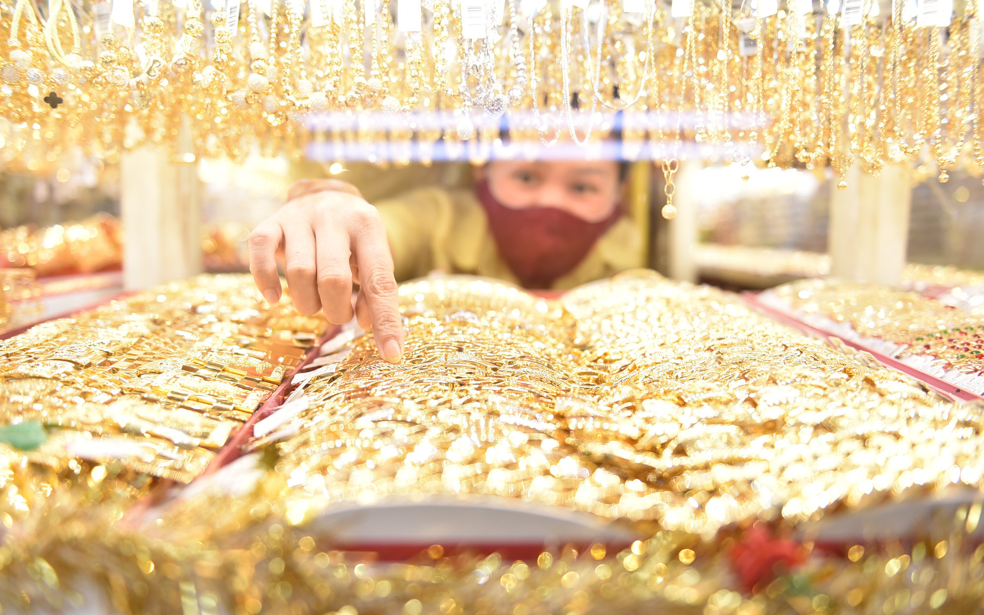 Giá vàng tăng sốc, nhu cầu vàng ở Việt Nam vẫn cao nhất 9 năm, vì sao?- Ảnh 2. Giá vàng thế giới lao dốc, xuyên thủng ngưỡng 2.300 USD/ounce