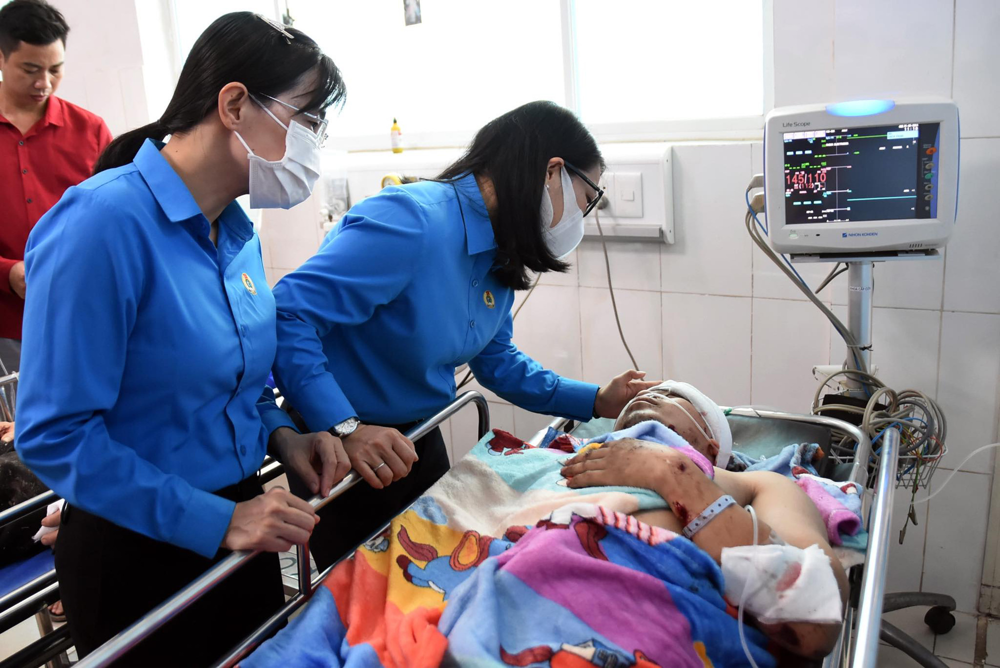 Lãnh đạo Liên đoàn Lao động tỉnh Đồng Nai thăm, động viên thân nhân và người bị nạn đang điều trị tại Bệnh viện Đa khoa Thống Nhất Đồng Nai - Ảnh: A LỘC