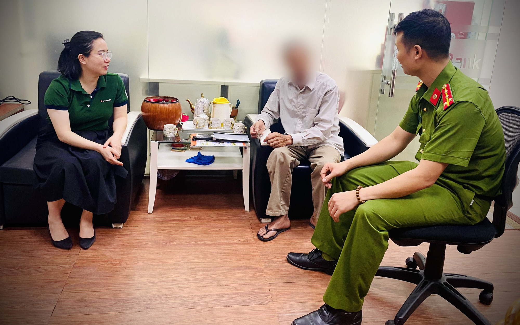 Nữ nhân viên ngân hàng kể việc phát hiện người đàn ông có thái độ lạ nên gọi báo cảnh sát- Ảnh 4. Thấy khách hàng đến ngân hàng có thái độ lạ, nhân viên lập tức gọi điện cho cảnh sát