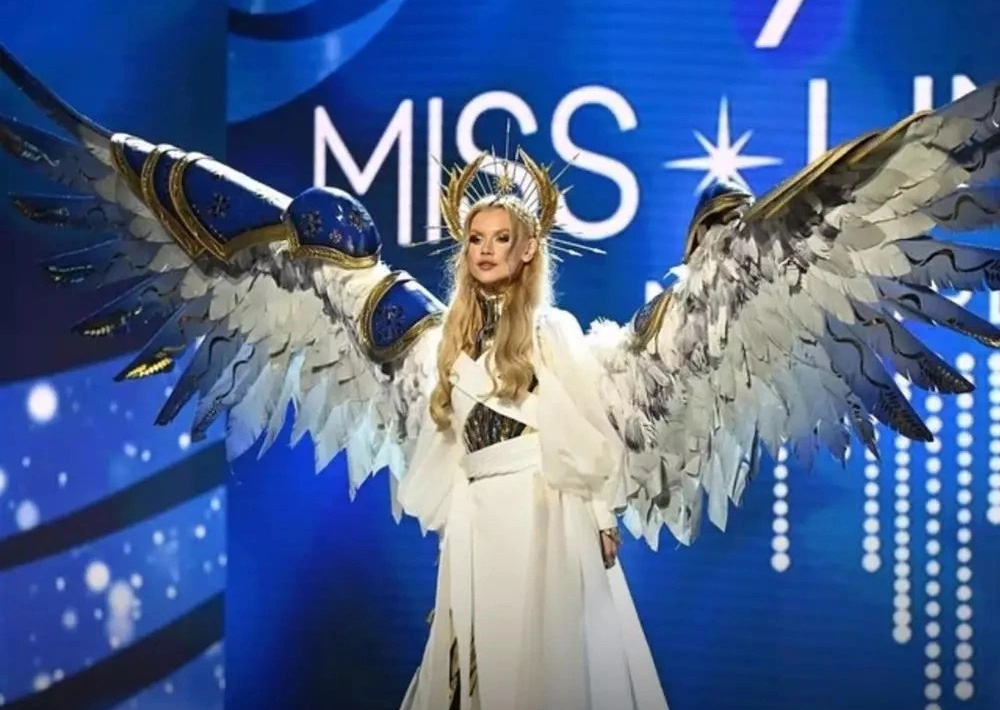 ໃນ Miss Universe 2022, ຕົວແທນຈາກຢູເຄລນໄດ້ຮັບລາງວັນສໍາລັບຊຸດປະຈໍາຊາດທີ່ດີທີ່ສຸດ. ເຄື່ອງນຸ່ງເປັນສັນຍາລັກໃຫ້ແກ່ຄວາມເຂັ້ມແຂງພາຍໃນແລະຄວາມຢືດຢຸ່ນຂອງປະຊາຊົນອູແກຣນ. ຄວາມງາມຂອງອູແກຣນກ່າວວ່າຊຸດເຄື່ອງນຸ່ງດັ່ງກ່າວຍັງສະແດງເຖິງຄວາມກ້າຫານ, ຄວາມຕັ້ງໃຈແລະຄວາມຮັກຕໍ່ເສລີພາບແລະຄວາມສະຫງົບສຸກ. Tại Miss Universe 2022, đại diện đến từ Ukraine đoạt giải  trang phục dân tộc đẹp nhất. Bộ trang phục tượng trưng cho nội lực và sức mạnh kiên cường của người dân Ukraine. Người đẹp Ukraine cho biết bộ trang phục còn thể hiện lòng can đảm, quyết tâm và tình yêu tự do, hòa bình