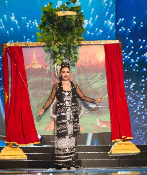 ໃນງານ Miss Universe 2016, ນາງສາວມຽນມາ - Htet Htet Htun - ໄດ້ຮັບລາງວັນຊຸດປະຈໍາຊາດທີ່ດີທີ່ສຸດກັບຊຸດຂອງນາງ. Tại Miss Universe 2016, hoa hậu Myanmar - Htet Htet Htun - đoạt giải trang phục dân tộc đẹp nhất với bộ trang phục