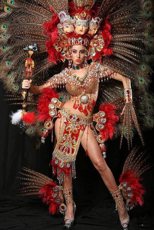 ຄວາມງາມ Nastassja Bolivar ຈາກ Nicaragua ມີການສະແດງທີ່ຫນ້າປະທັບໃຈກັບຊຸດທີ່ສວຍງາມທີ່ໄດ້ຮັບແຮງບັນດານໃຈຈາກຕົວແບບຍິງ. ຕາມນັ້ນແລ້ວ, ການອອກແບບໄດ້ປະສົມຮູບລັກສະນະວັດຖຸບູຮານ 3 ຕົວຄື: Ixchel (ເທບທິດາແຫ່ງຄວາມອຸດົມສົມບູນ), Xilonen (ເຈົ້າຂອງສາລີ) ແລະ ເຈົ້າຍິງພື້ນເມືອງ Suche Malinche. ນີ້ແມ່ນຊຸດປະຈຳຊາດທີ່ງາມທີ່ສຸດໃນງານ Miss Universe 2013 Người đẹp Nastassja Bolivar đến từ Nicaragua có màn trình diễn ấn tượng với bộ váy rực rỡ lấy ý tưởng từ hình mẫu người phụ nữ. Theo đó, thiết kế có sự kết hợp ba nhân vật cổ: Ixchel (nữ thần sinh sản), Xilonen (nữ thần ngô) và nàng công chúa thổ dân Suche Malinche. Đây là trang phục dân tộc đẹp nhất tại Miss Universe 2013