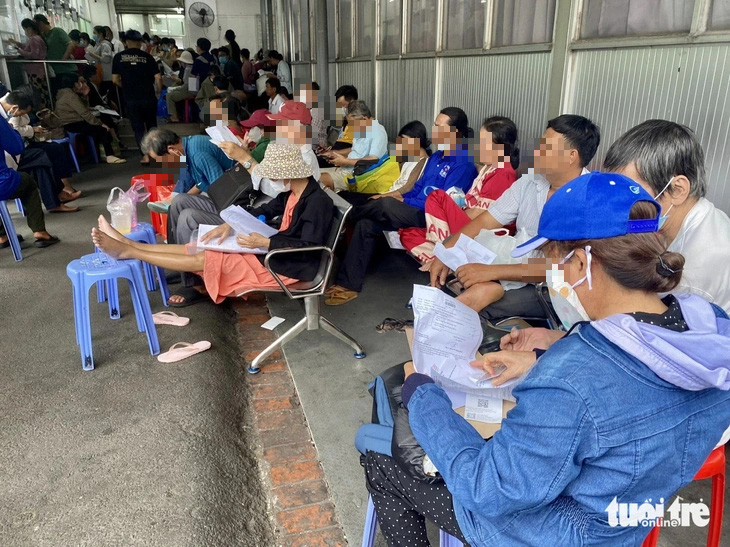 Mỏi mòn chờ lãnh thuốc bảo hiểm y tế: Phân luồng cho tuyến dưới để bệnh nhân đỡ vất vả- Ảnh 1. Hàng trăm người bệnh mỏi mòn chờ đợi lãnh thuốc bảo hiểm y tế, trong đó có không ít người bệnh mãn tính - Ảnh: NGỌC NHI
