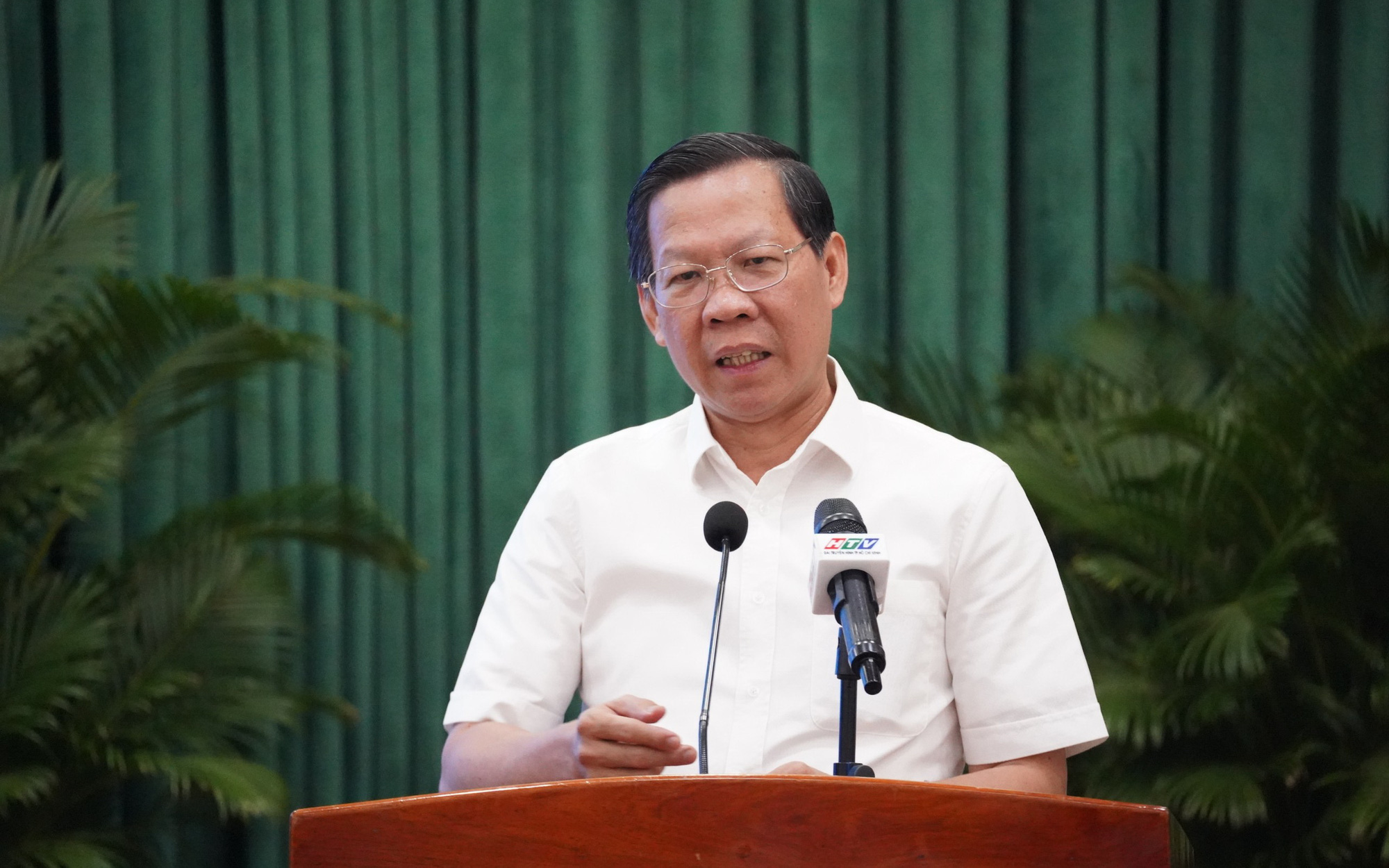 TP.HCM khuyến khích người dân làm hồ sơ trực tuyến, sẽ trình miễn phí 5 dịch vụ công- Ảnh 2. Chủ tịch Phan Văn Mãi: TP.HCM phấn đấu vào top 15 về chỉ số cải cách hành chính
