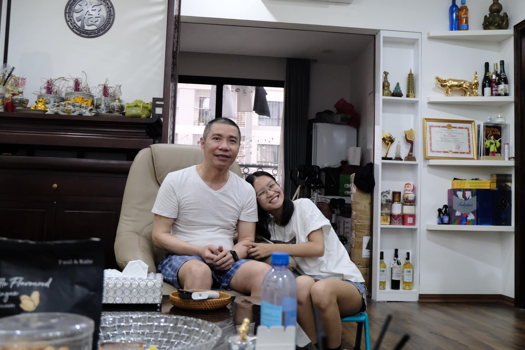 کونگ لی و دخترش توک آن در حین ساخت فیلم مستند کوتاه کو موت چونگ سائو - عکس: فیسبوک توک آن نگوین Công Lý và con gái Thục Anh trong quá trình thực hiện bộ phim tài liệu ngắn Có một chòm sao - Ảnh: Facebook Thuc Anh Nguyen