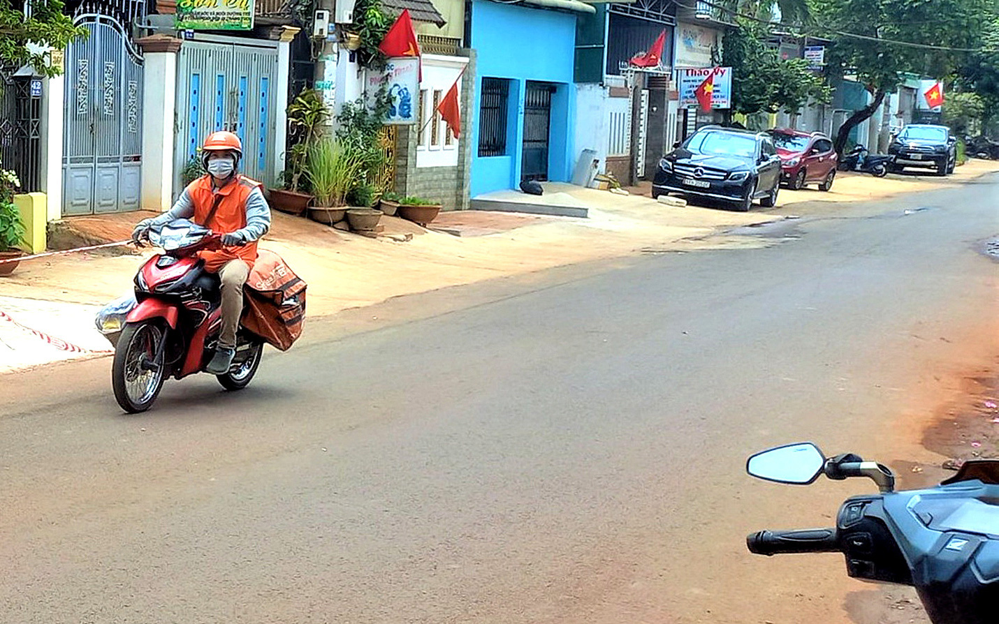 Nháy đèn xi nhan và những pha thoát chết trong gang tấc- Ảnh 4. Lái xe, đừng quên gương chiếu hậu