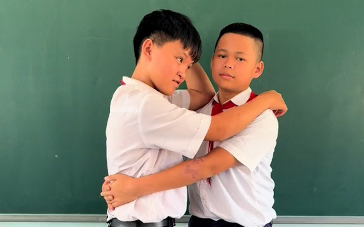 Công an điều tra vụ nhóm nữ sinh xô xát trong trường- Ảnh 2. Hai nam sinh đánh nhau bị cô phạt ôm nhau làm lành