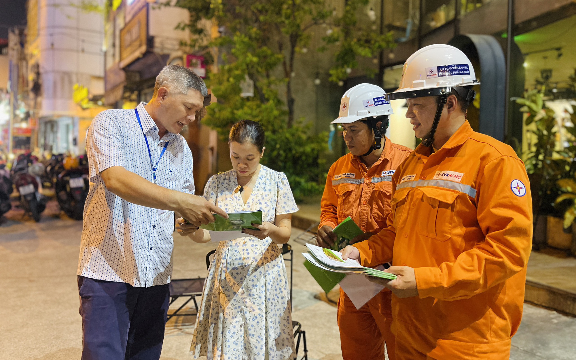 Nơi tắt đèn tiết kiệm điện, chỗ vẫn sáng trưng sau 22h- Ảnh 2. Tiêu thụ điện ở TP.HCM lập kỷ lục mới từng ngày, phải tắt đèn quảng cáo ban đêm