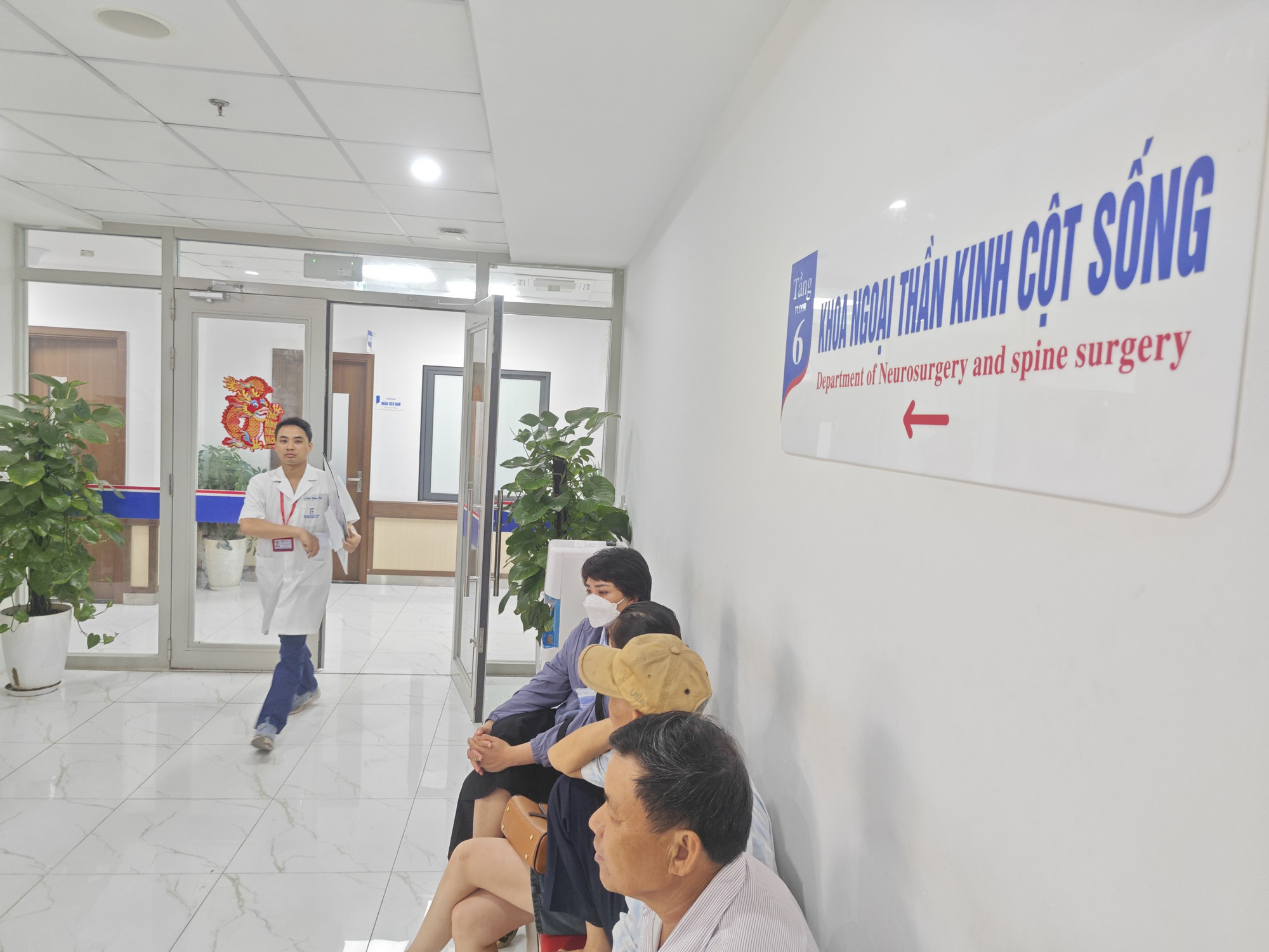 Bác sĩ Lý đang điều trị tại Bệnh viện Đại học Y Hà Nội - Ảnh: D.LIỄU Bác sĩ Lý đang điều trị tại Bệnh viện Đại học Y Hà Nội - Ảnh: D.LIỄU