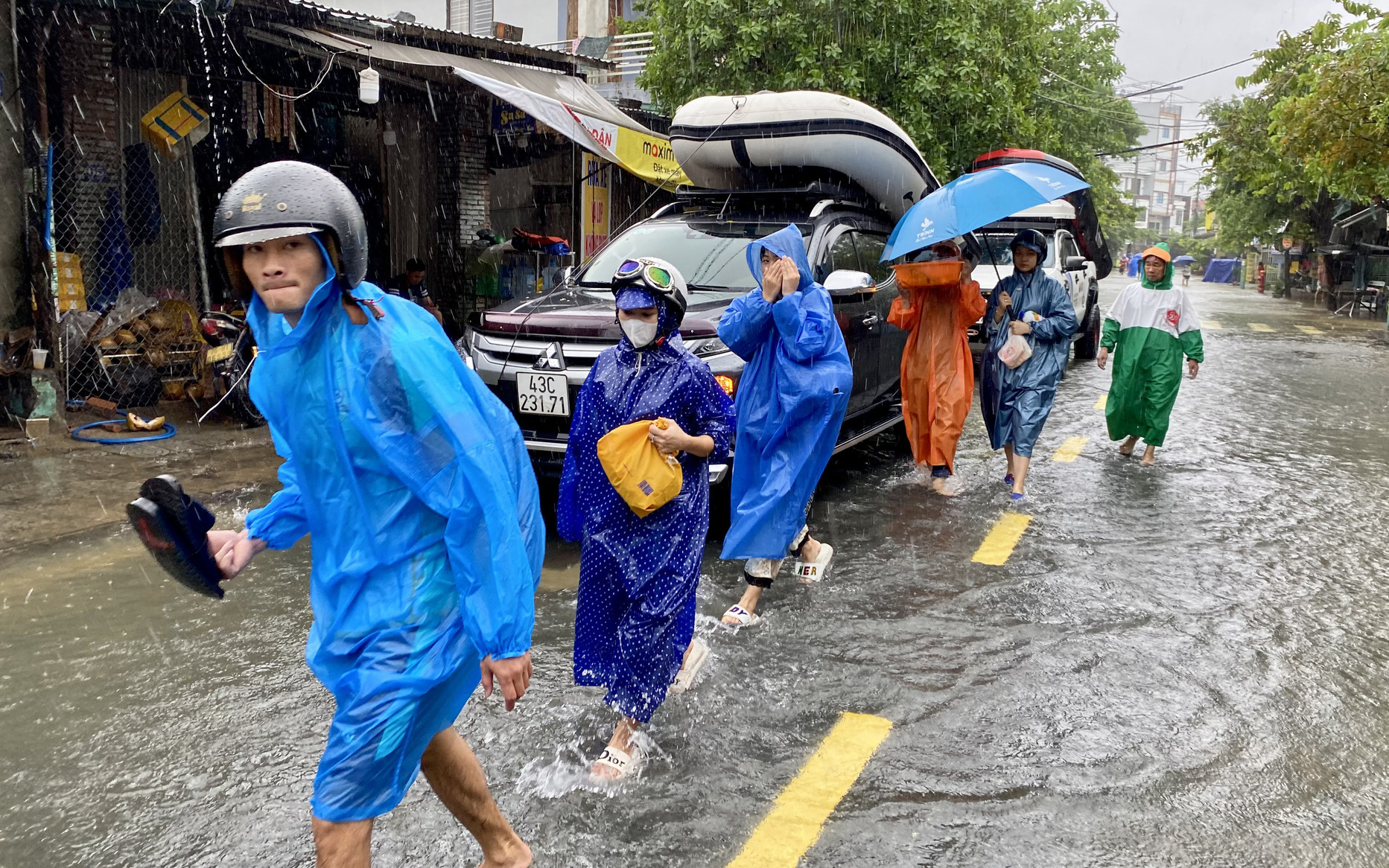 Mưa đầu mùa kéo dài ở Đà Nẵng, nhiều đường ngập- Ảnh 8. Bị ngập 2 năm liền, Đà Nẵng đề xuất mở cống thoát nước mưa ra sông Cẩm Lệ