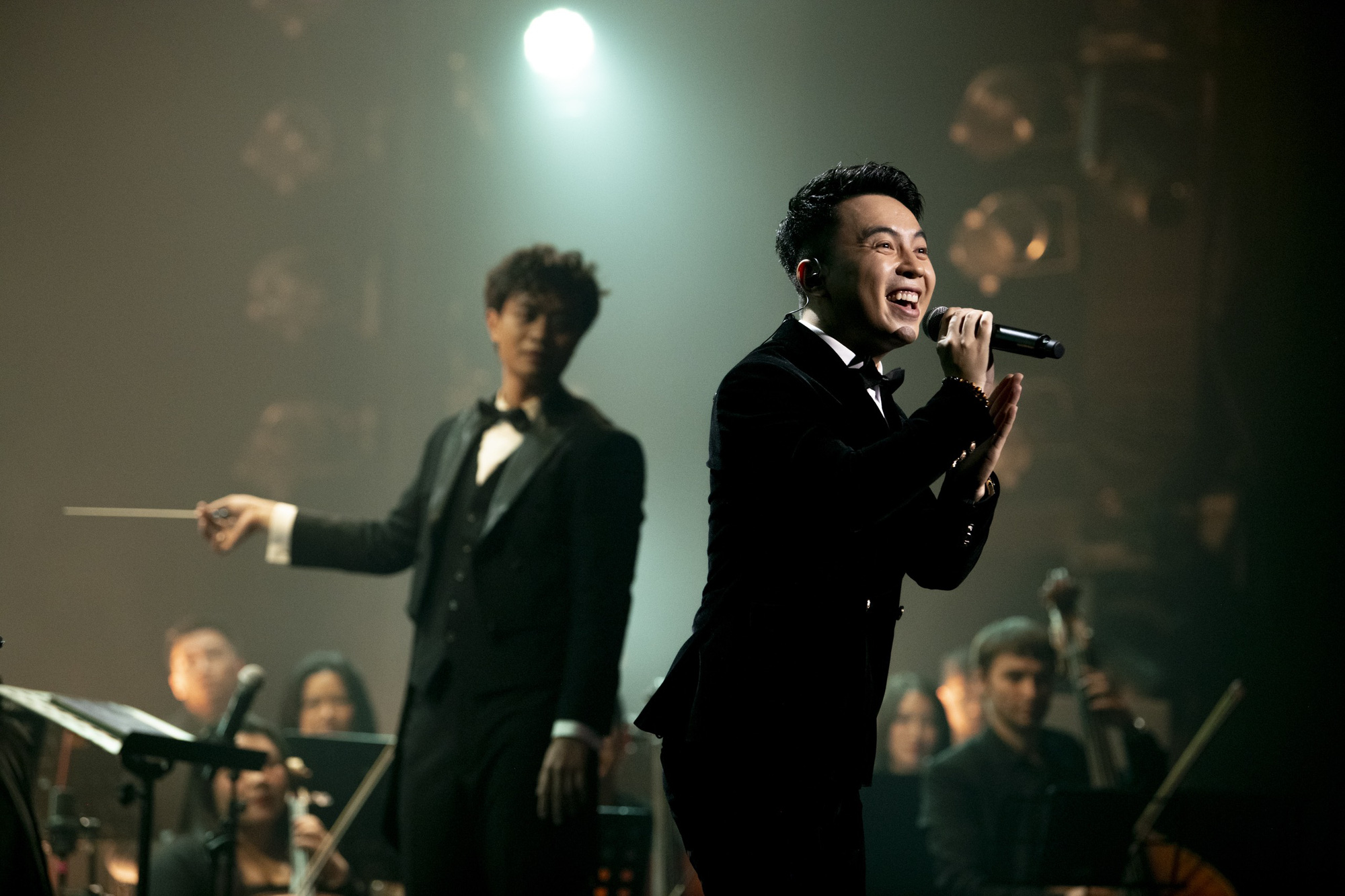 Viet Thu vekker oppsikt med sangen Viết Thu gây chú ý với ca khúc