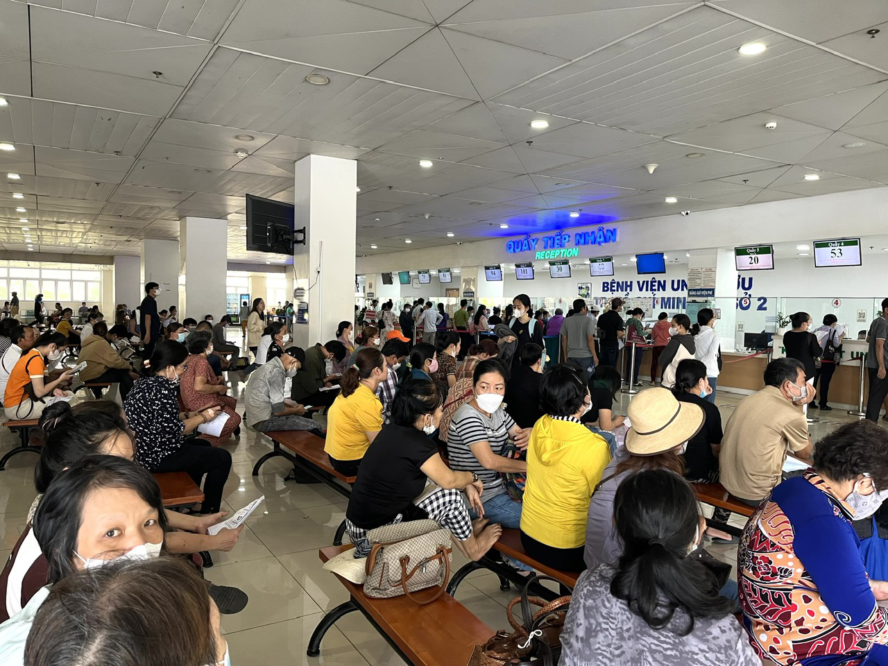 Bệnh viện Ung bướu TP.HCM quá tải, bệnh nhân ung thư chờ 4-6 tuần mới được xạ trị- Ảnh 1. Phần lớn bệnh nhân ung thư chọn đến điều trị tại các bệnh viện lớn dù phải chờ đợi lâu - Ảnh: THÙY DƯƠNG