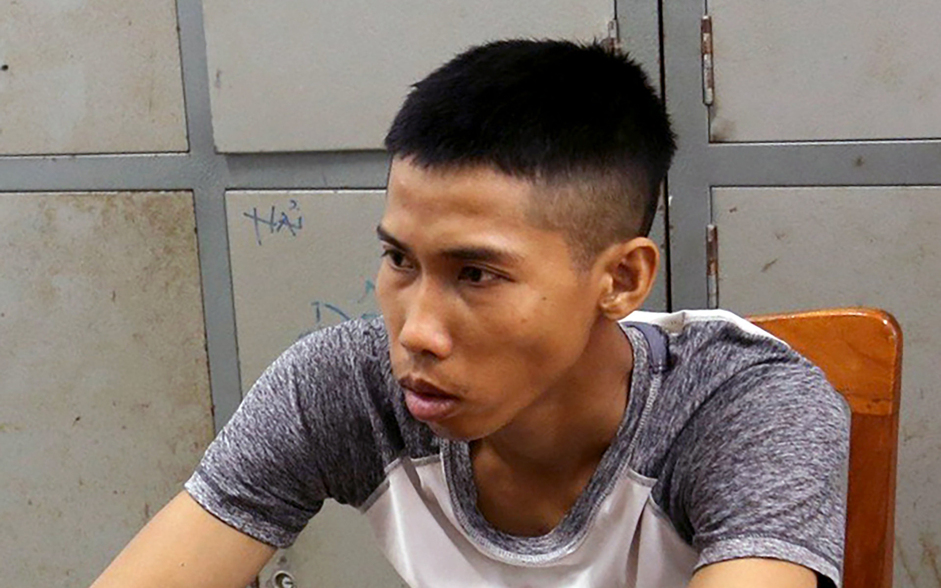 Vừa ra tù rủ đồng bọn mang súng đi cướp, bị người dân bắt tại chỗ- Ảnh 2. Đi phượt hết tiền nên che biển số xe, cướp giật tài sản