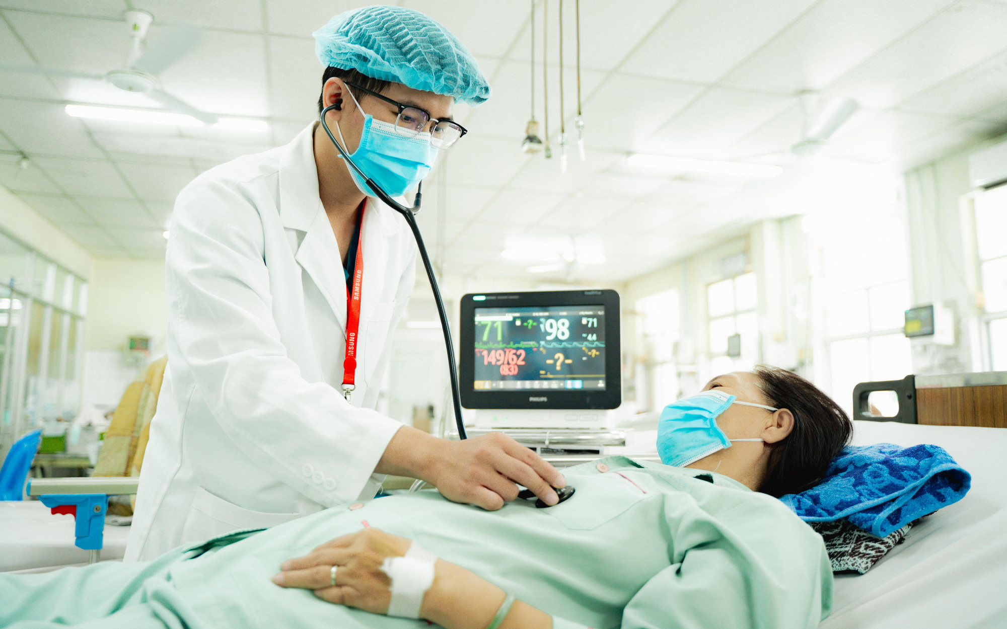 Dùng thực phẩm nào để giúp phục hồi đau thắt lưng?- Ảnh 3. Suýt liệt vĩnh viễn vì đắp lá chữa đau lưng