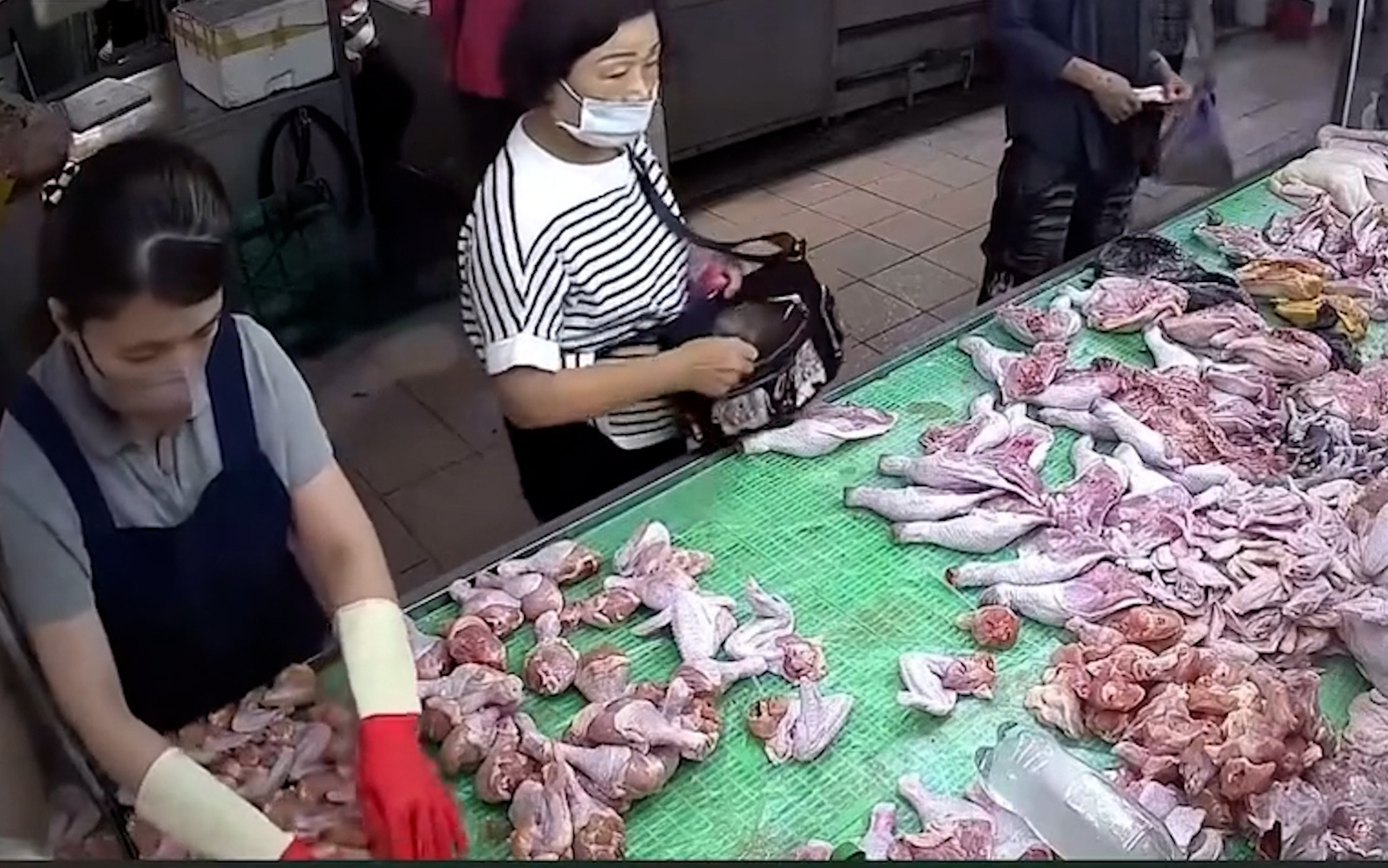 Chồng rủ vợ bắt trộm gà, bị công an đuổi chồng chạy, bỏ lại vợ- Ảnh 3. Người phụ nữ trộm đùi gà ở chợ bị bắt quả tang