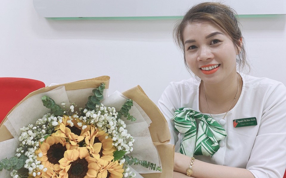Bắt nhân viên ngân hàng sử dụng phương tiện điện tử chiếm đoạt tiền của khách hàng- Ảnh 2. Nữ nhân viên ngân hàng kể việc phát hiện người đàn ông có thái độ lạ nên gọi báo cảnh sát