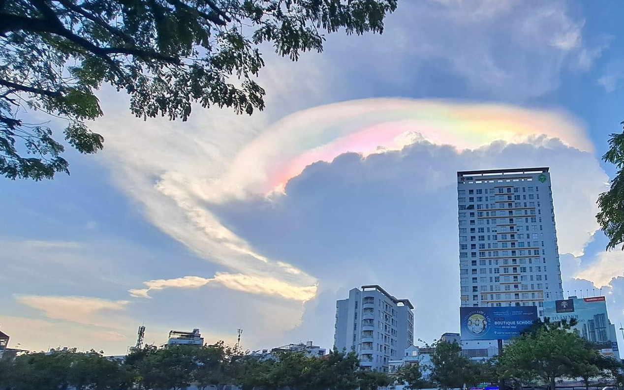 Thời tiết hôm nay 13-5: Nam Bộ, Tây Nguyên ngày nắng, chiều tối mưa dông- Ảnh 2. Mây ngũ sắc lấp lánh trên bầu trời TP.HCM, dân mạng đua nhau khoe ảnh 'cực quang Sài Gòn'