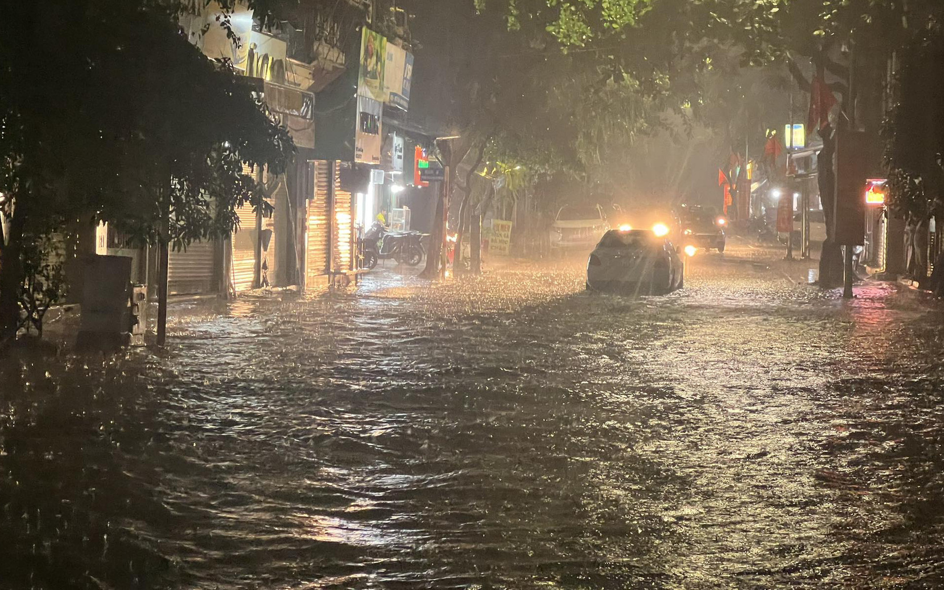 Mưa lớn, nhiều đường phố Hà Nội ngập lút bánh xe- Ảnh 7. Hà Nội mưa to hàng giờ, đường phố bắt đầu ngập