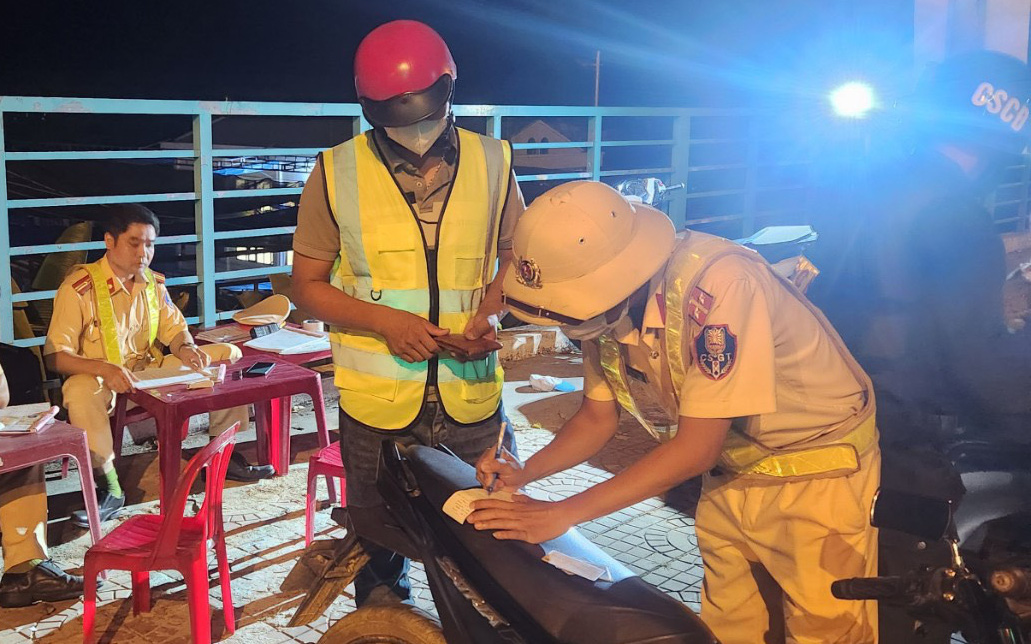 'Hóa trang' xe ôm công nghệ để né đo nồng độ cồn, coi chừng tác dụng ngược- Ảnh 2. Chuyên chạy xe dịch vụ hộ người uống rượu bia lại vi phạm nồng độ cồn