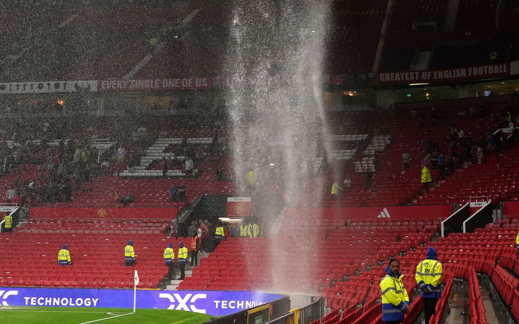 Trường hợp nào giúp Arsenal, Man City vô địch Giải ngoại hạng Anh?- Ảnh 3. Sân Old Trafford bị dột, nước chảy như thác trong trận Man United tiếp Arsenal