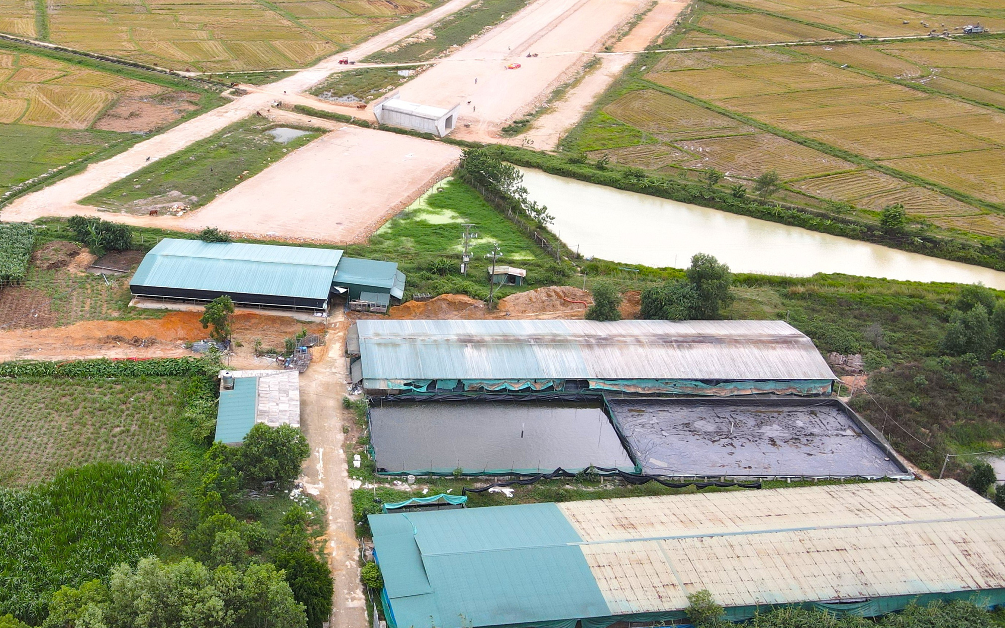 Thi công 'nhảy cóc' vì cao tốc Bắc - Nam vướng nhiều cột điện- Ảnh 4. Cao tốc Bắc - Nam bị