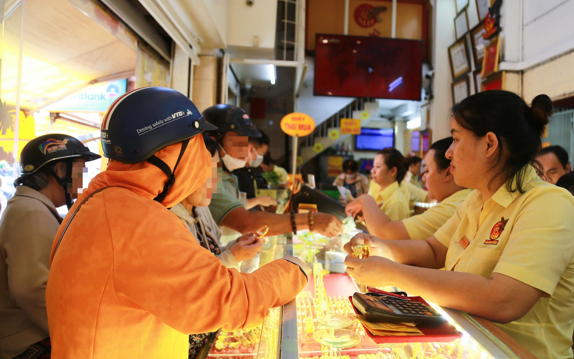 Không lẽ cứ để giá vàng 'nhảy múa'?- Ảnh 2. Giá vàng sáng giảm chiều tăng, người dân vẫn xếp hàng mua bán