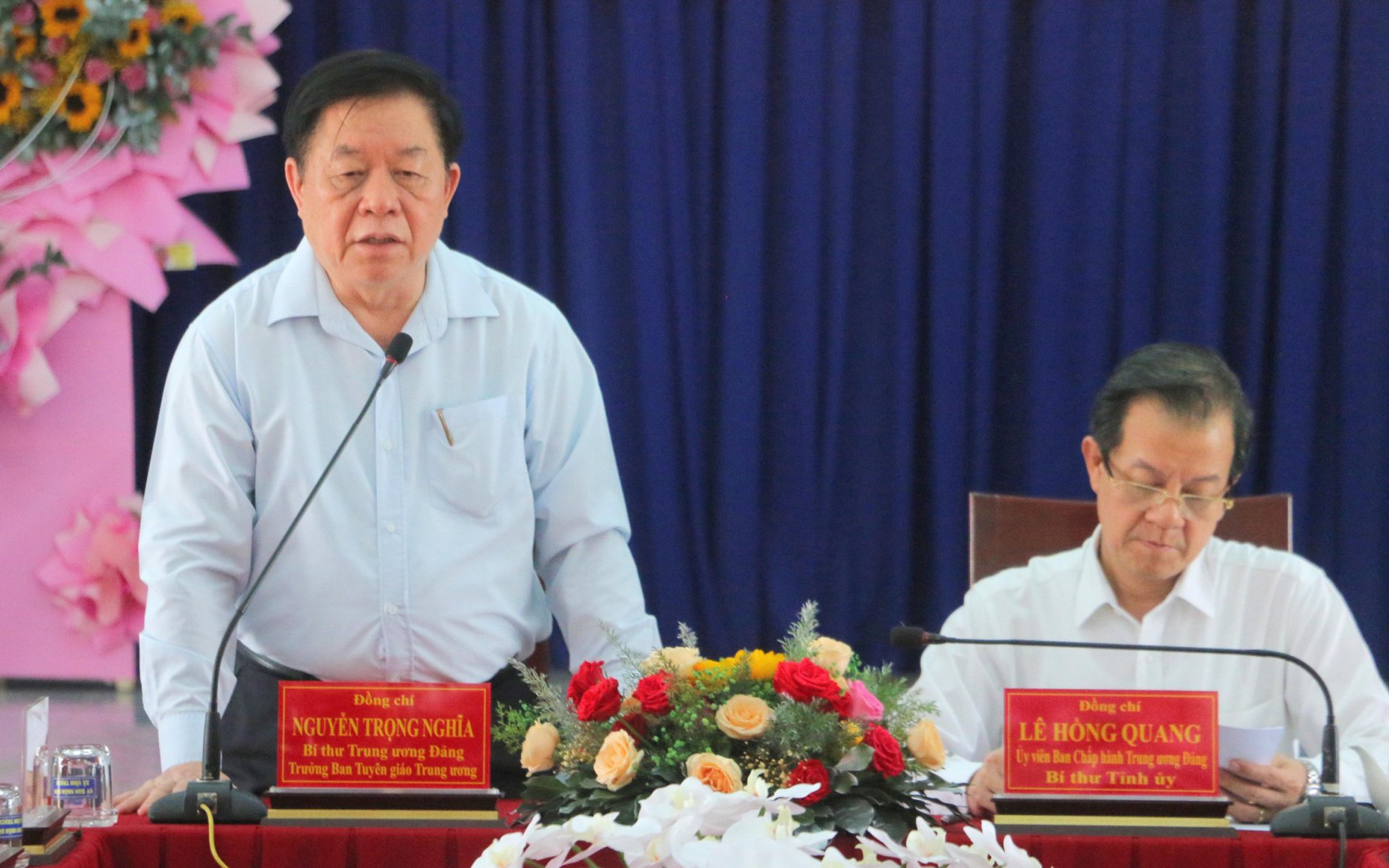 Trưởng Ban Tuyên giáo Trung ương thăm, tặng quà tại Tiền Giang- Ảnh 3. Trưởng Ban Tuyên giáo Trung ương Nguyễn Trọng Nghĩa làm việc, tặng quà hộ nghèo ở An Giang