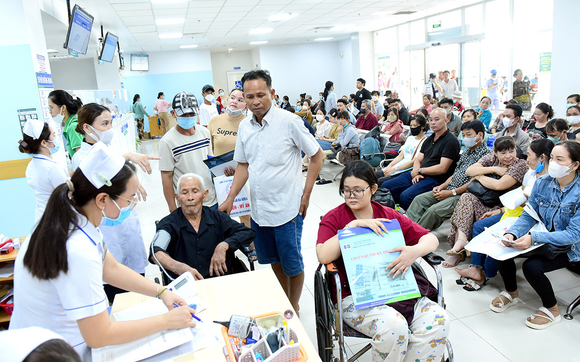Bệnh viện Bạch Mai bắt đầu khám chữa bệnh ngoài giờ từ ngày 1-8- Ảnh 2. Bệnh viện ung thư mới hoạt động đã quá tải