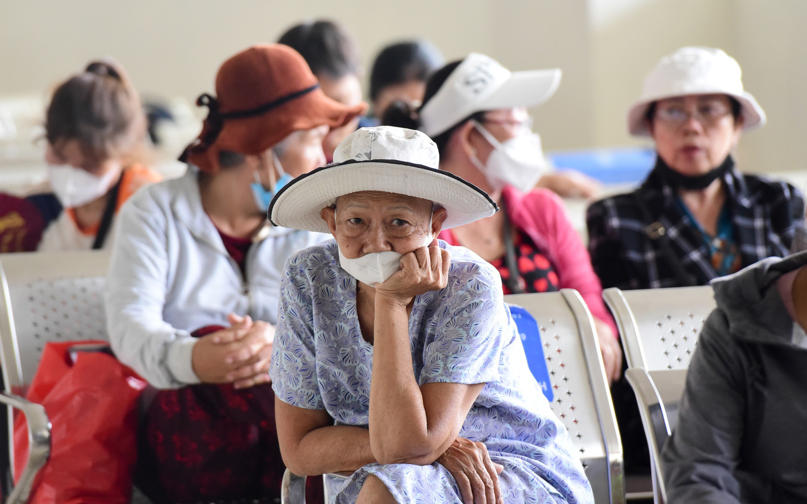 Tìm cách ngăn chặn 'làn sóng' ung thư- Ảnh 2. Bệnh viện quá tải, người bệnh ung thư ‘rồng rắn’ xếp hàng đợi thăm khám