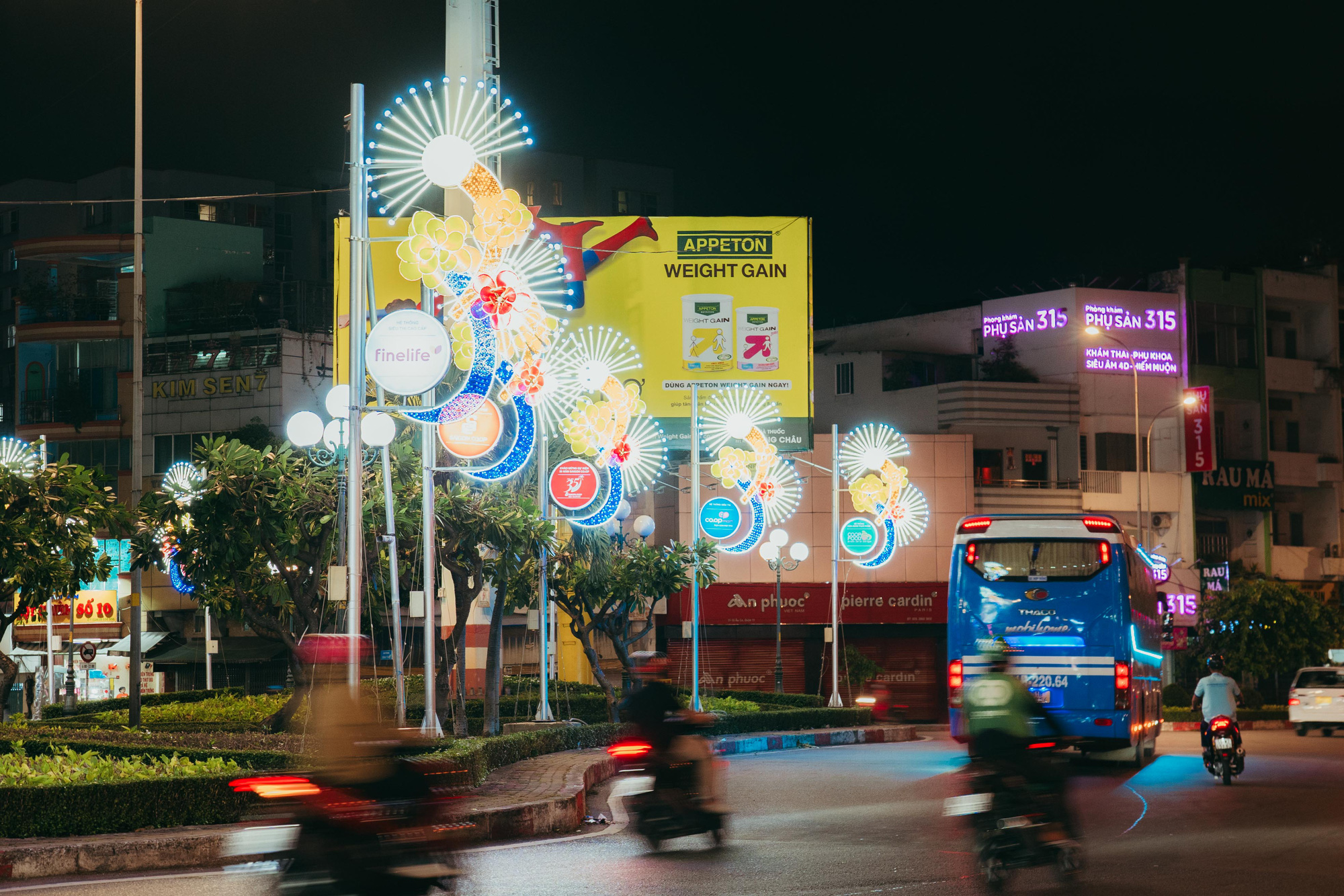 Nơi tắt đèn tiết kiệm điện, chỗ vẫn sáng trưng sau 22h- Ảnh 8. Nơi tắt đèn tiết kiệm điện, chỗ vẫn sáng trưng sau 22h- Ảnh 8.