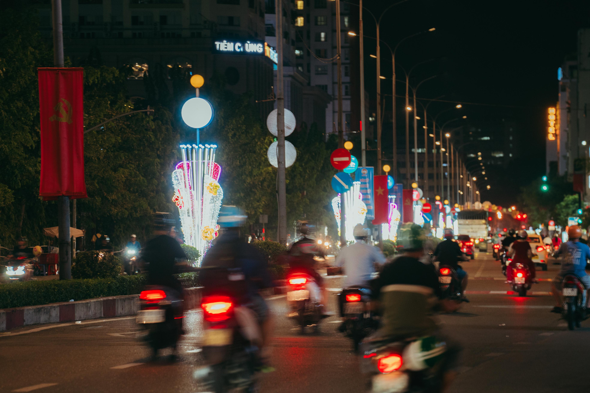 Nơi tắt đèn tiết kiệm điện, chỗ vẫn sáng trưng sau 22h- Ảnh 9. Nơi tắt đèn tiết kiệm điện, chỗ vẫn sáng trưng sau 22h- Ảnh 9.