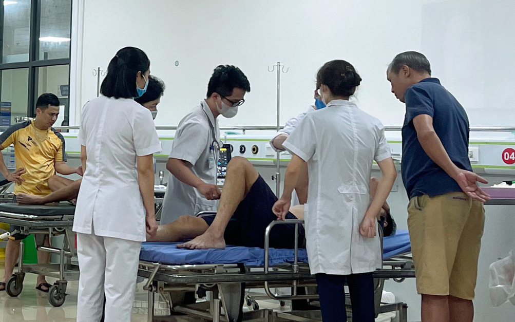Bộ Y tế: Đình chỉ bếp ăn khiến 350 công nhân nhập viện nghi do ngộ độc thực phẩm- Ảnh 2. Hàng trăm công nhân nghi ngộ độc thực phẩm sau bữa ăn trưa