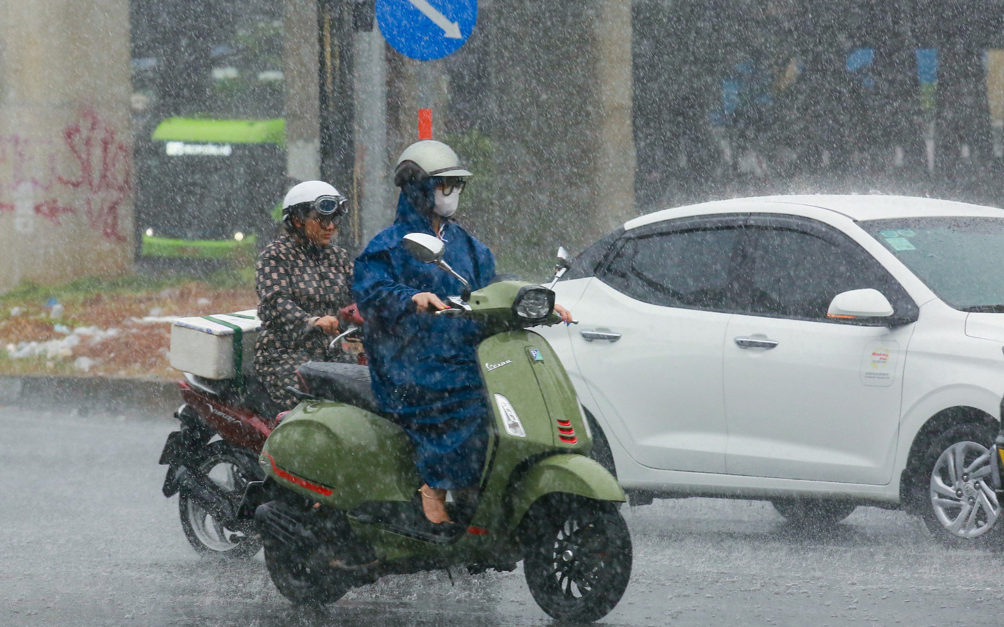 TP.HCM mưa tối trời tối đất đúng giờ tan tầm, đường phố ngập khắp nơi- Ảnh 21. Tin mừng TP.HCM sắp mưa nhiều mưa lớn