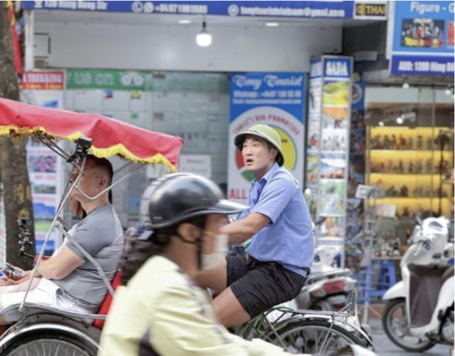 Sao Hàn giao báo, bán cá, hát rong, trải nghiệm cuộc sống 'người thường'