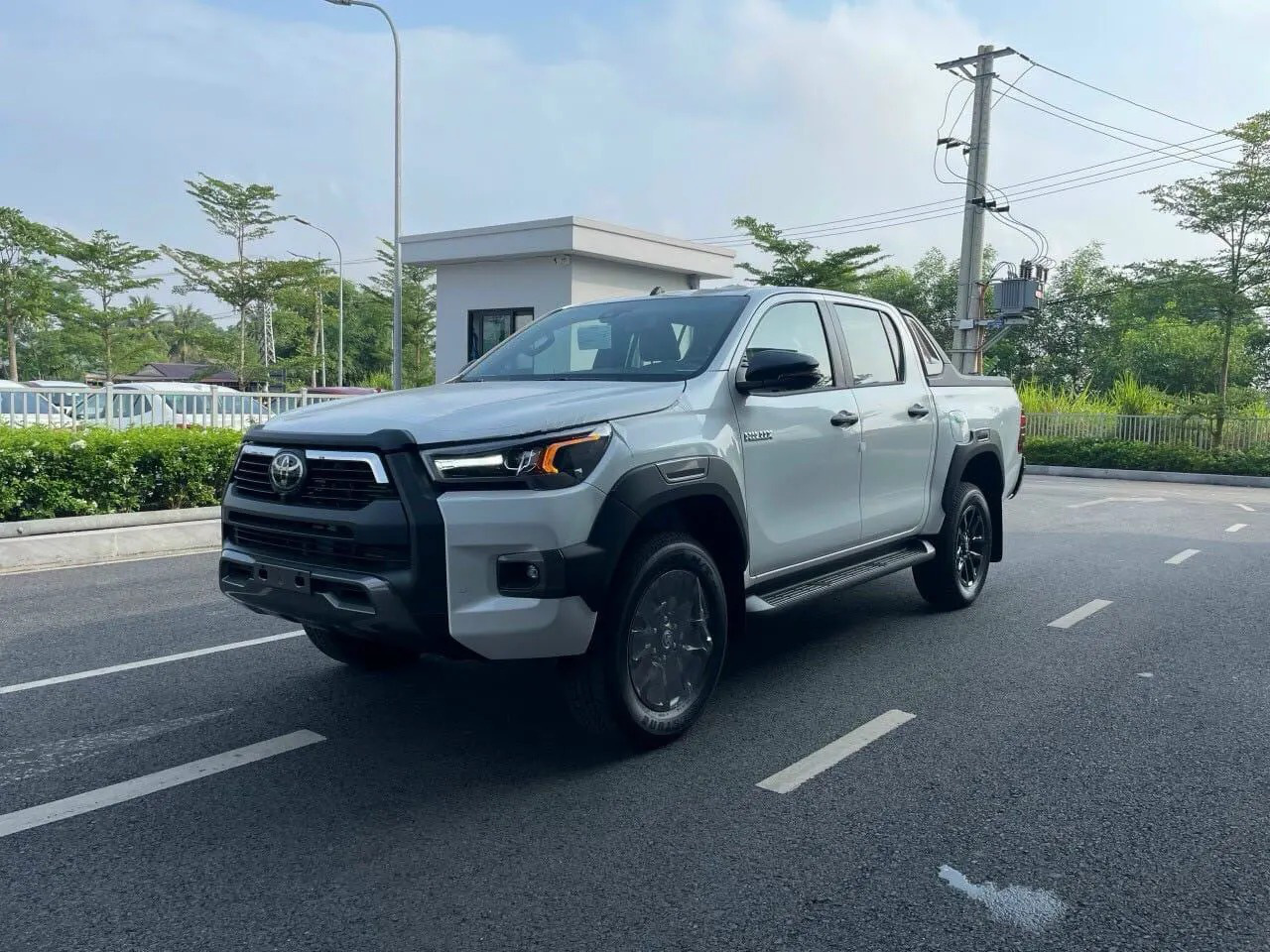 Toyota Hilux 2024 chính thức ra mắt: Giá cao nhất 999 triệu đồng, đối đầu Ford Ranger- Ảnh 3.