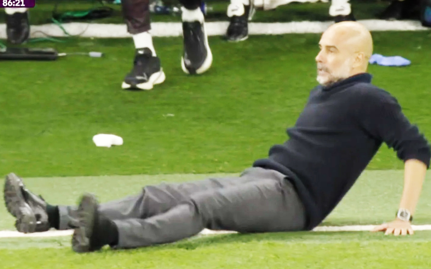 HLV Guardiola chi 21,4 tỷ đồng tặng nhân viên của Man City - Ảnh 3.