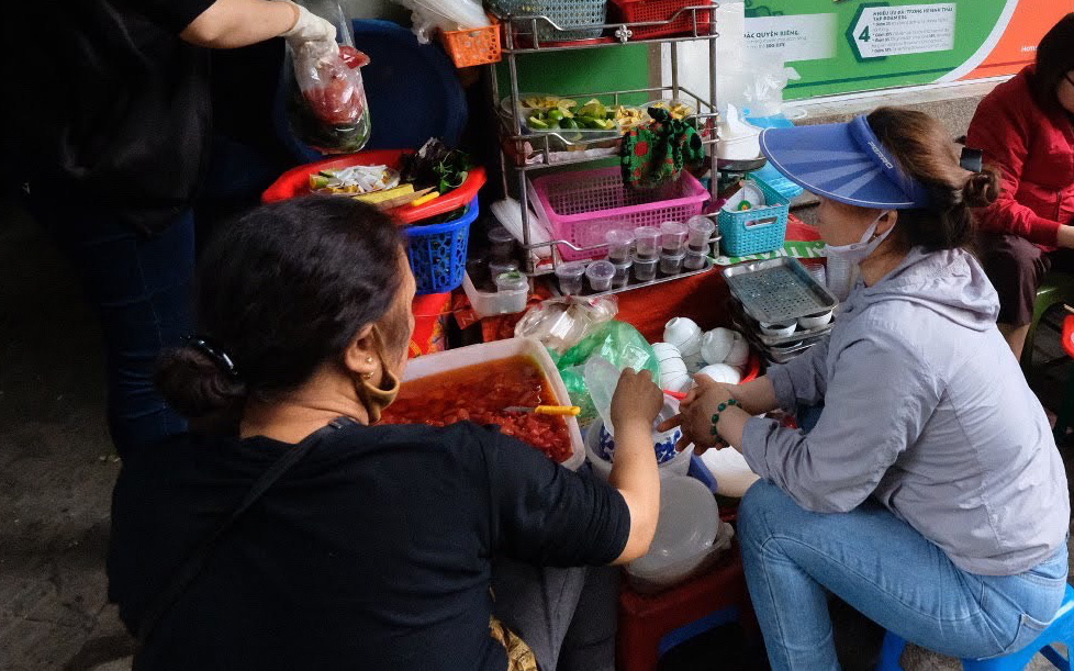 Hơn 70 công nhân đau bụng, nôn mửa sau giờ ăn trưa- Ảnh 2. Liên tiếp các vụ ngộ độc thực phẩm, không chỉ Bộ Y tế có trách nhiệm