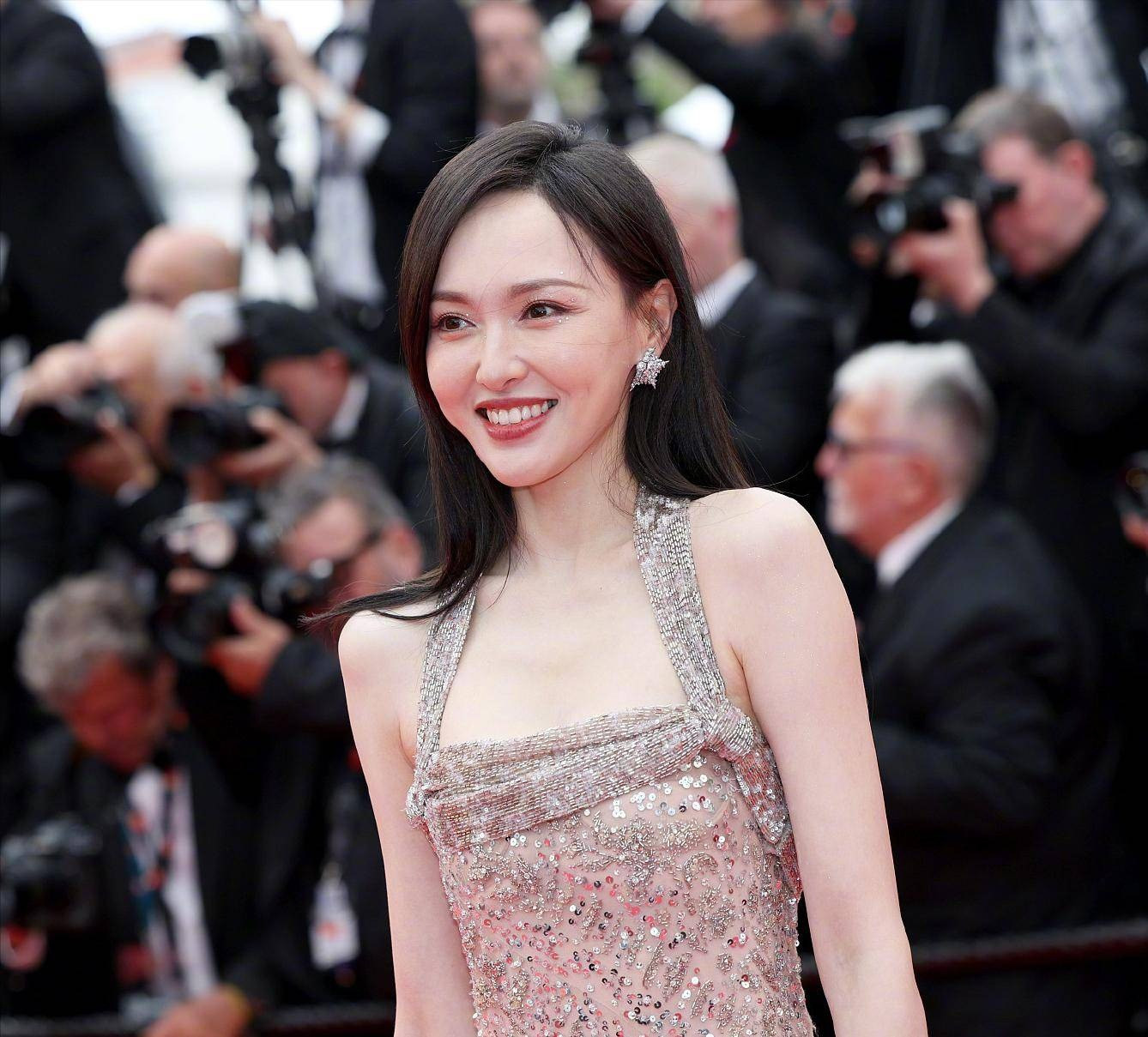 Đường Yên, Củng Lợi rực rỡ ở Cannes, vài gương mặt kém tiếng làm lố trên thảm đỏ- Ảnh 2. Đường Yên, Củng Lợi rực rỡ ở Cannes, vài gương mặt kém tiếng làm lố trên thảm đỏ- Ảnh 2.