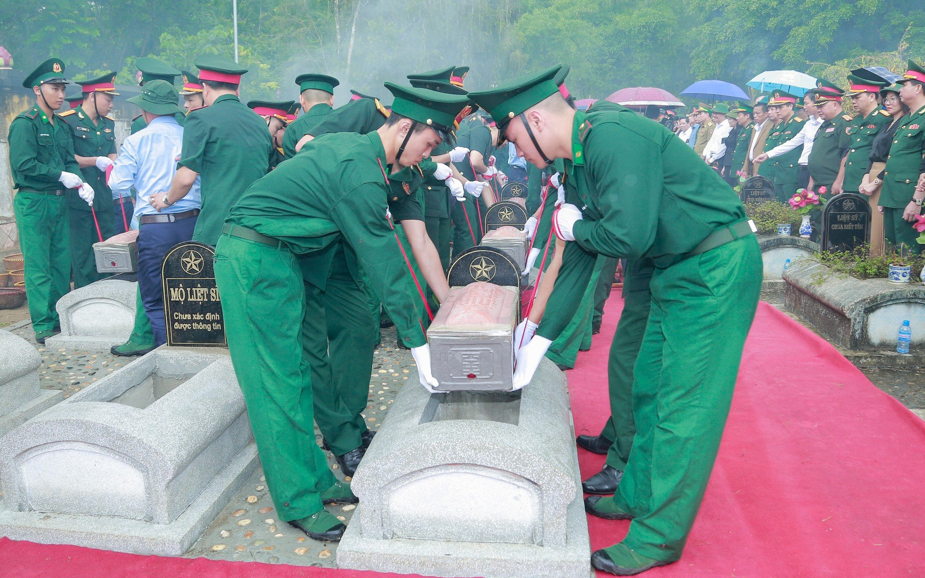 Tây Ninh đón 172 hài cốt liệt sĩ từ Campuchia về nước- Ảnh 2. An táng 15 hài cốt liệt sĩ hy sinh tại nước bạn Lào