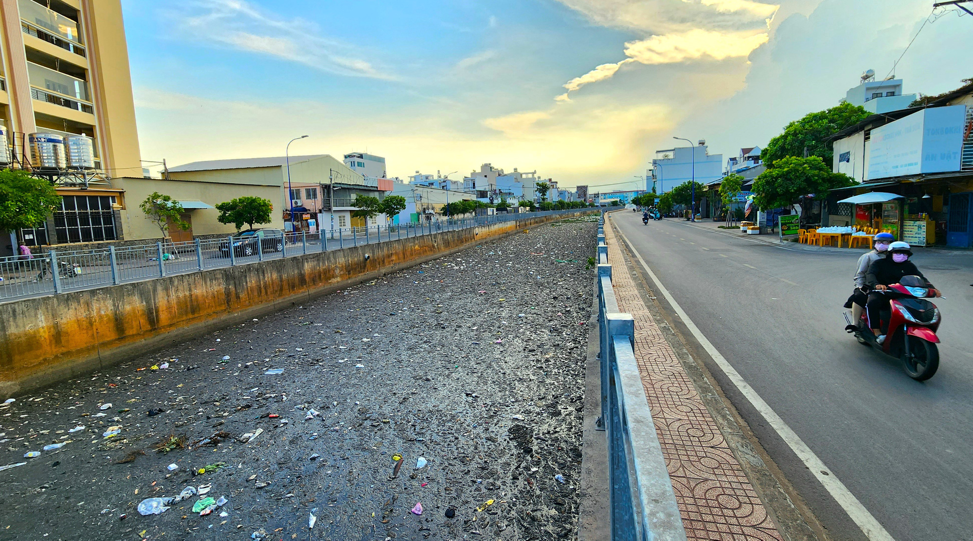 Kênh Nước Đen ngập ngụa rác đã được dọn sạch- Ảnh 9. Kênh Nước Đen ngập ngụa rác đã được dọn sạch- Ảnh 9.