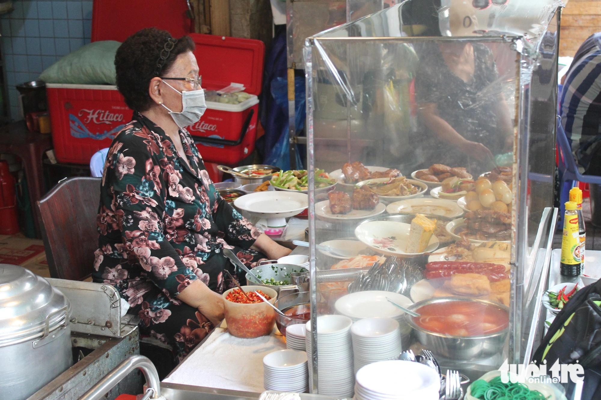 Chân dung bà Bảy "lưỡi lam", đã bán cơm cùng gia đình gần 30 năm ở đất Sài thành - Ảnh: TÔ CƯỜNG