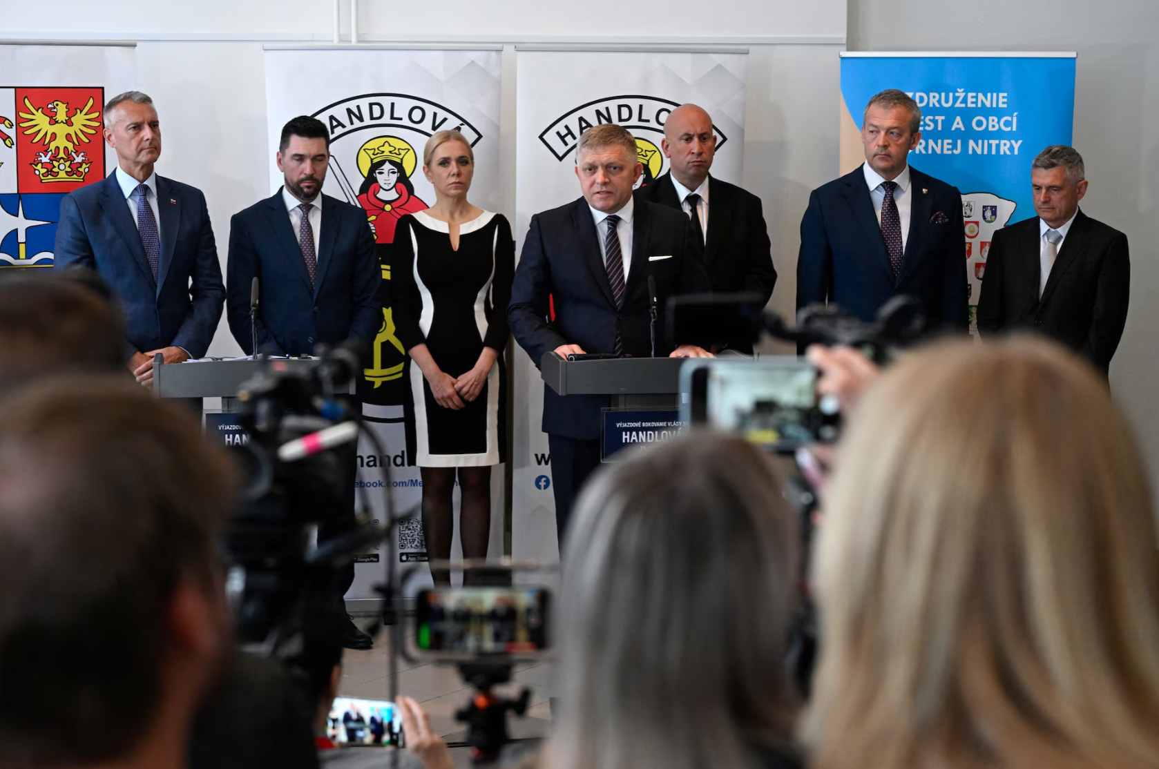 Thủ tướng Hungary: Ông Fico nằm giữa lằn ranh sống chết- Ảnh 2. Thủ tướng Slovakia đã có thể nói chuyện sau khi bị bắn