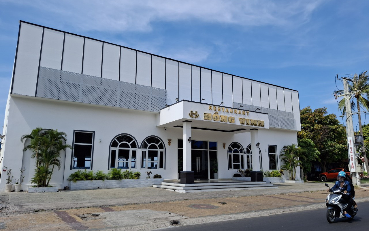 Ngộ độc thực phẩm gia tăng toàn vụ lớn, vài trăm người mắc/vụ- Ảnh 2. Sau nghi vấn ngộ độc ở Bình Thuận, nhà hàng tự đưa mẫu đi kiểm nghiệm đúng không?
