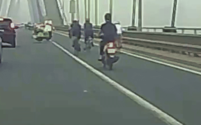 Xe máy húc xe đạp dàn hàng ngang trên cầu Nhật Tân