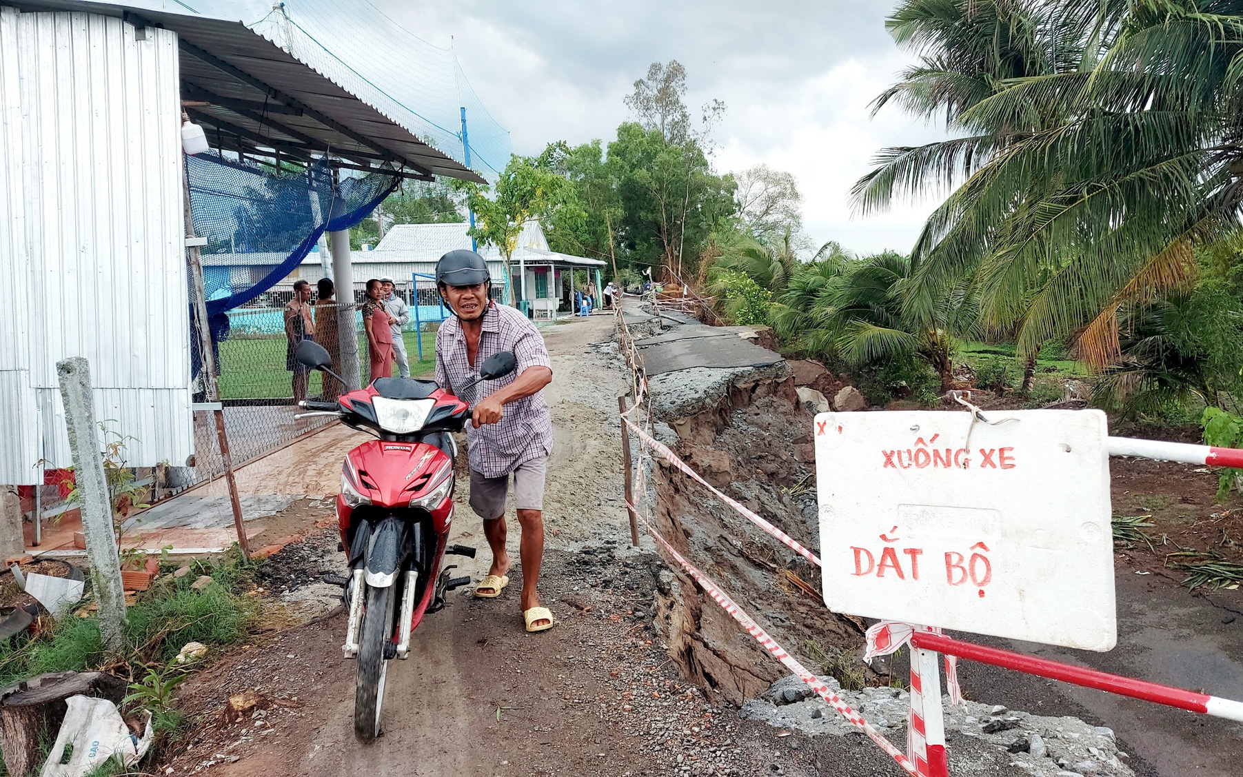 Cần kiểm định tính ổn định Bờ kè chống sạt lở kênh Hà Giang 80 tỉ đồng ở huyện Giang Thành - Ảnh 3.