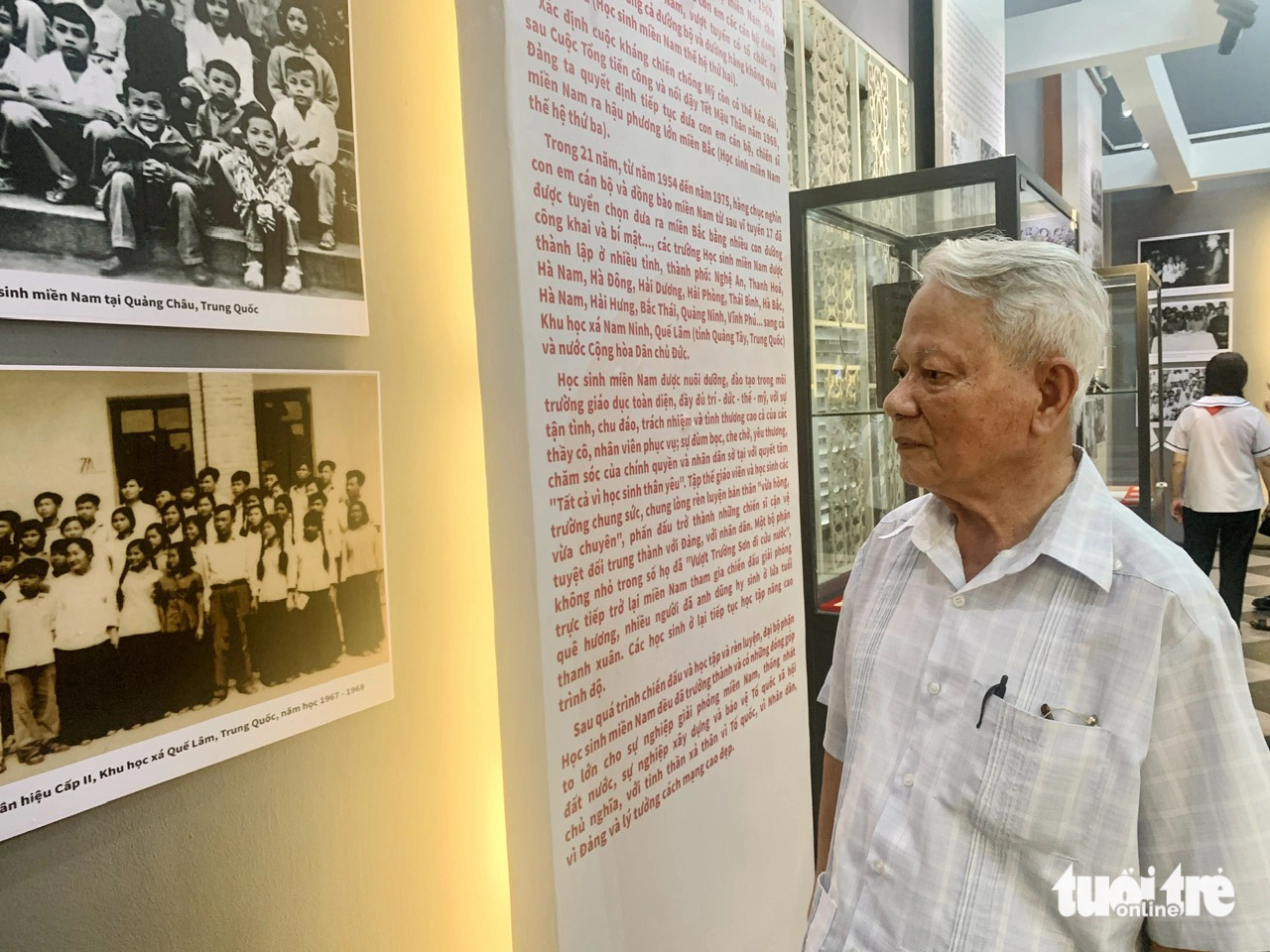 Ông Trần Ngọc Thành chăm chú xem lại hình ảnh tư liệu - Ảnh: HOÀI PHƯƠNG