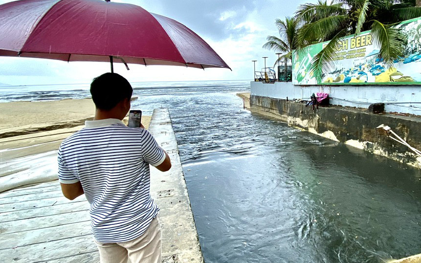 Mưa kéo nước cống, bùn đen tràn vào hàng chục nhà dân ở Đà Nẵng- Ảnh 7. Nước đen ngòm chảy ra biển Đà Nẵng: nên bít cống để giữ sạch hay hài hòa để chống ngập?