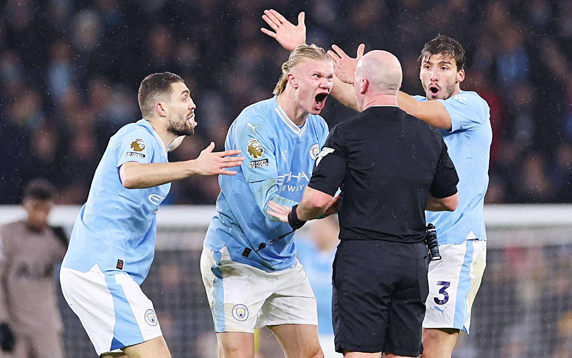 Vua đấu cúp sẽ 'phục hưng' Premier League- Ảnh 2. Premier League: VAR bị chống đối mạnh mẽ
