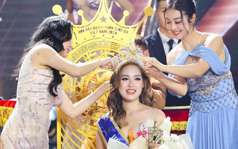 Hoa hậu Quý bà hòa bình chấp nhận thí sinh là mẹ đơn thân, cao từ 1,55m, không thi áo tắm- Ảnh 5. Tuyết Hồng đăng quang Hoa hậu Doanh nhân Quốc gia Việt Nam 2024